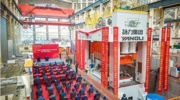 揚力集團(tuán)隆重舉辦大型智能化偏載多工位壓力機(jī)TE4-3250FB新產(chǎn)品下線儀式！
